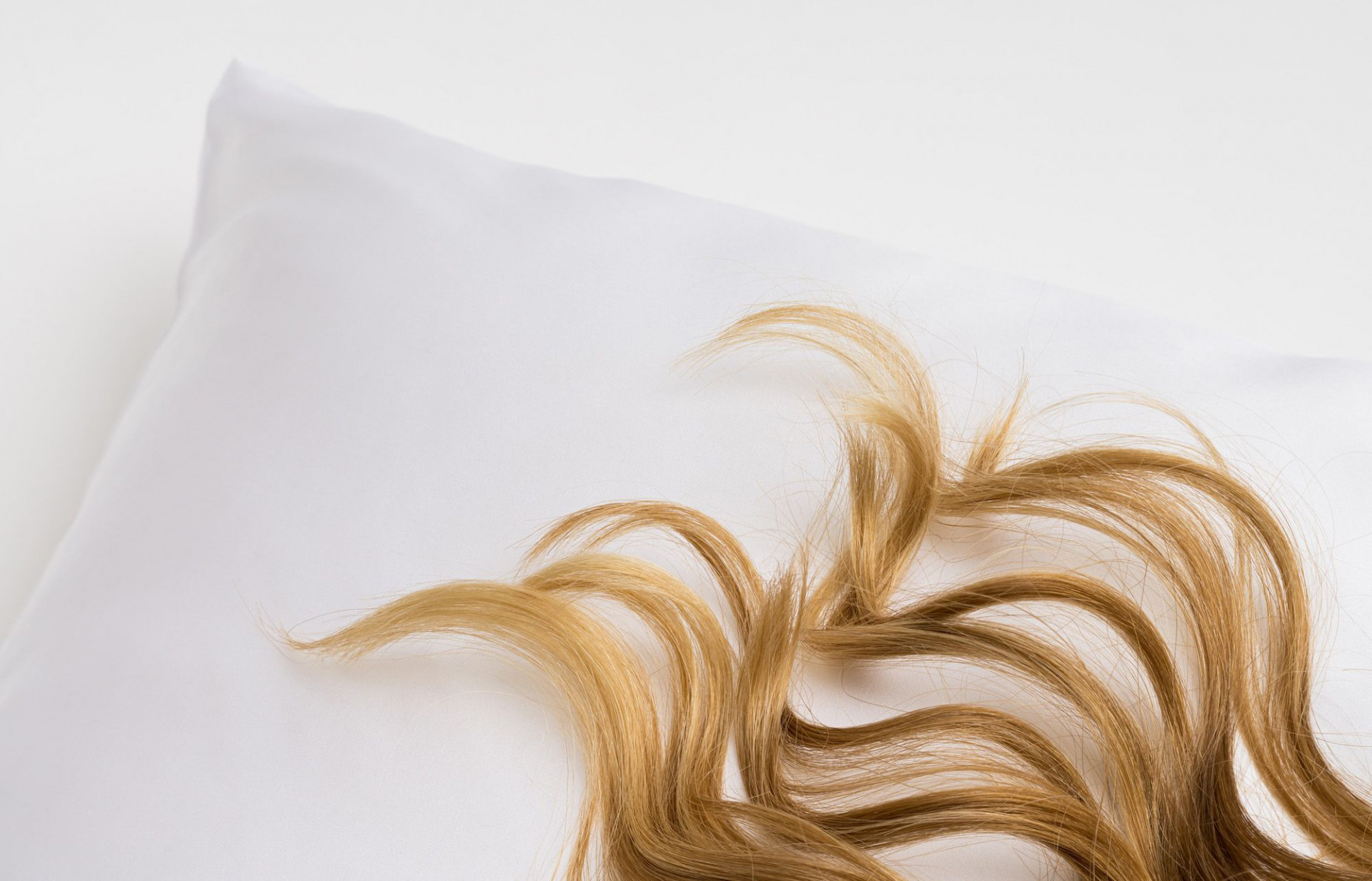 Díky hedvábně hladkému povrchu vlasy méně krepatí a elektrizují.